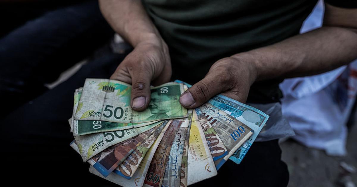 أزمة السيولة وتعقيدات البنوك.. اختناق اقتصادي ومعاناة إنسانية يومية
